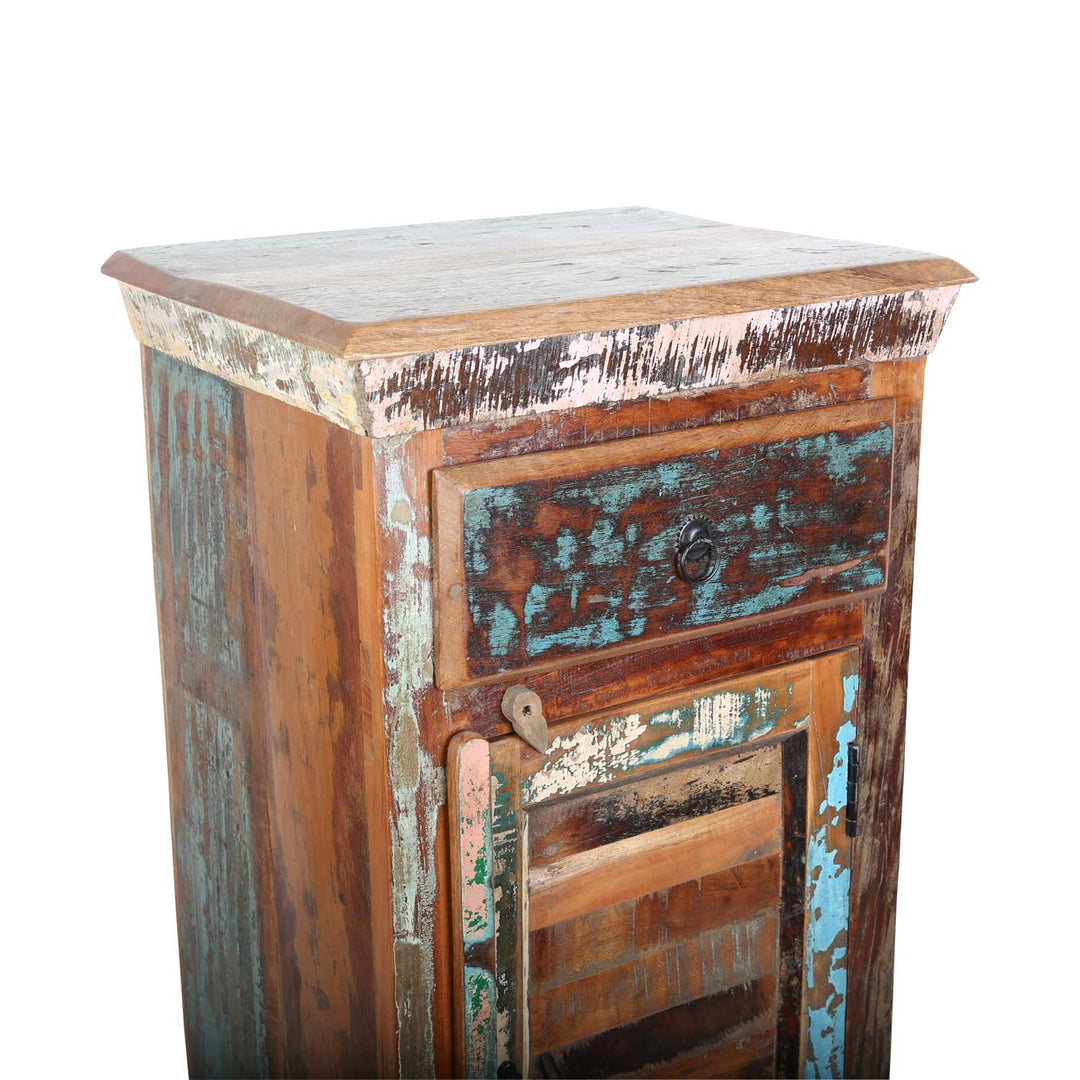 Cómoda alta de madera reciclada estilo shabby chic