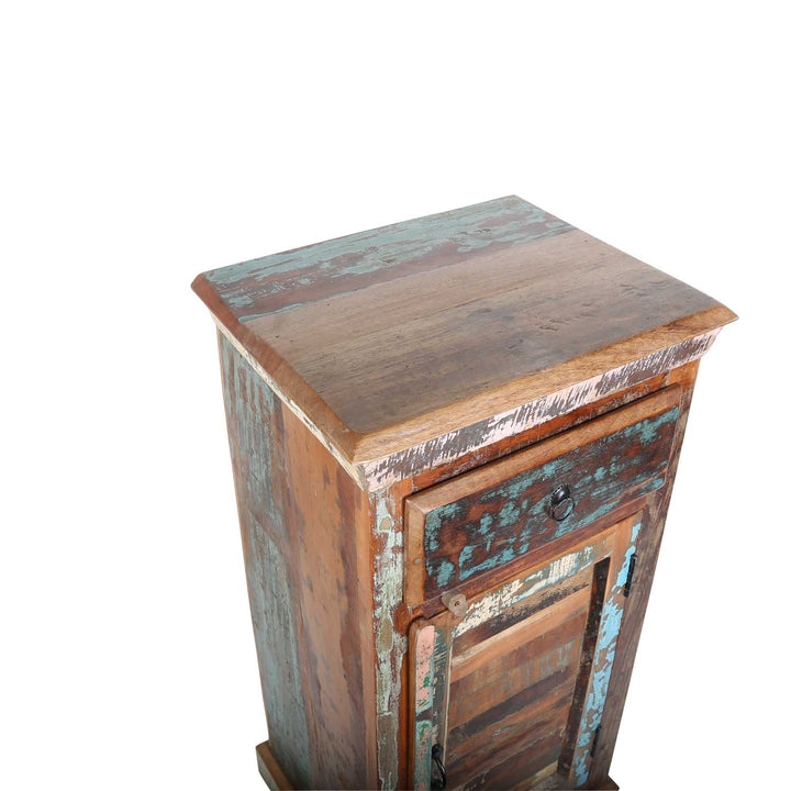 Cómoda alta de madera reciclada estilo shabby chic