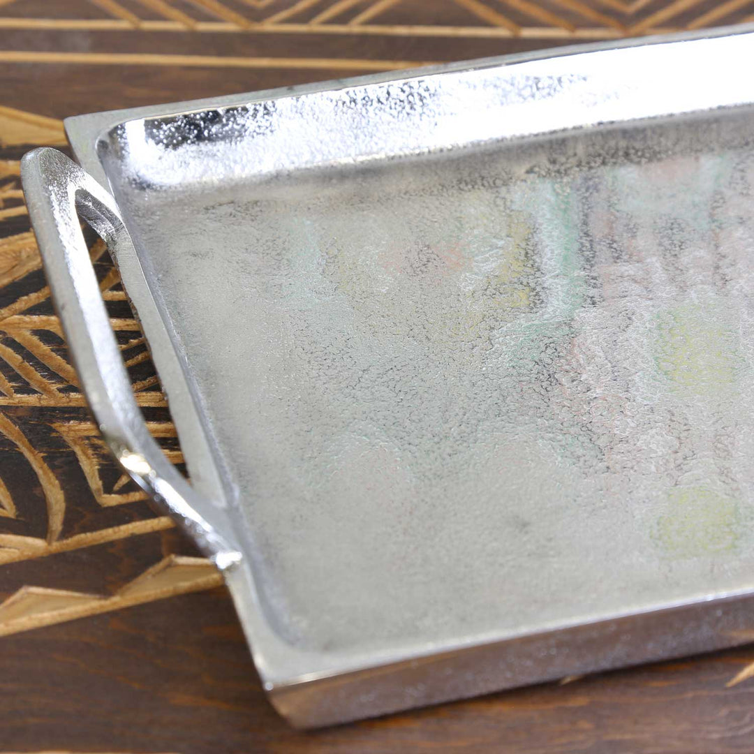 Bandeja de aluminio fundido plateado Messina con asa