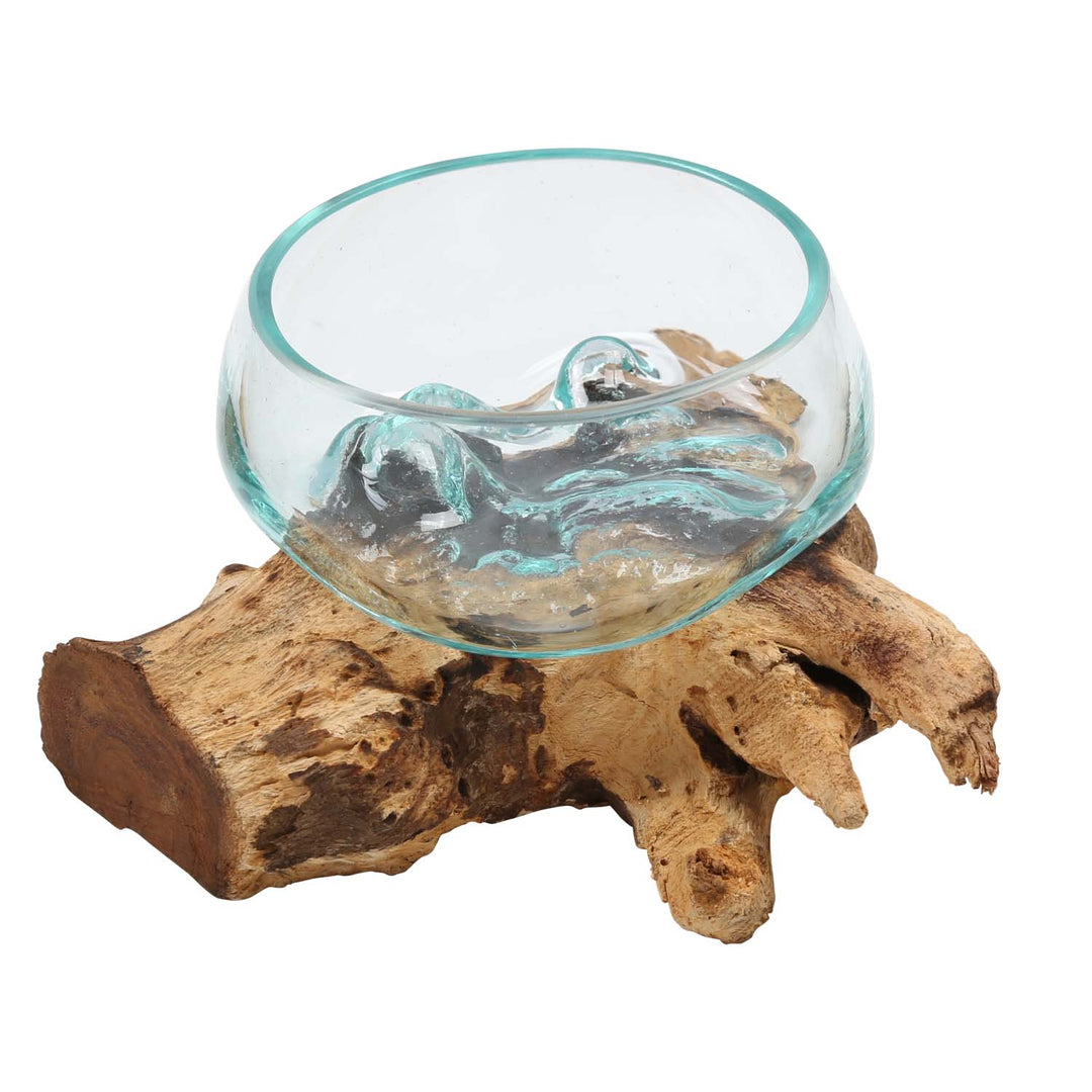 Copa de cristal sobre madera de raíz