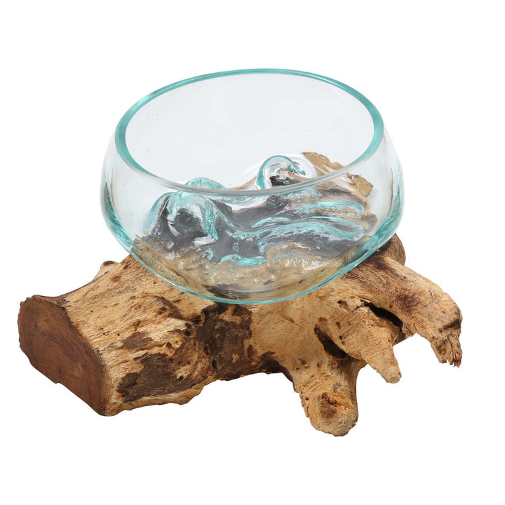 Copa de cristal sobre madera de raíz