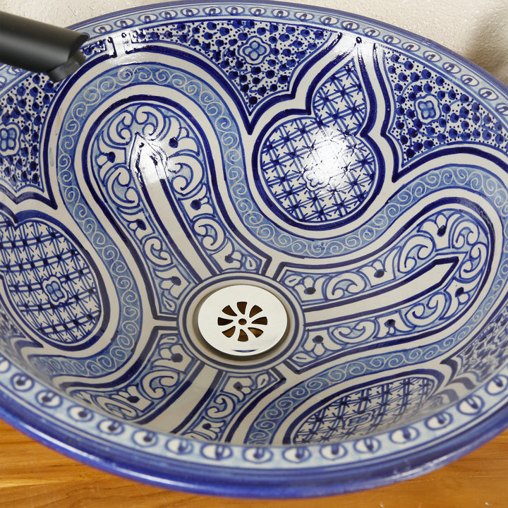 Lavabo de cerámica azul y blanco