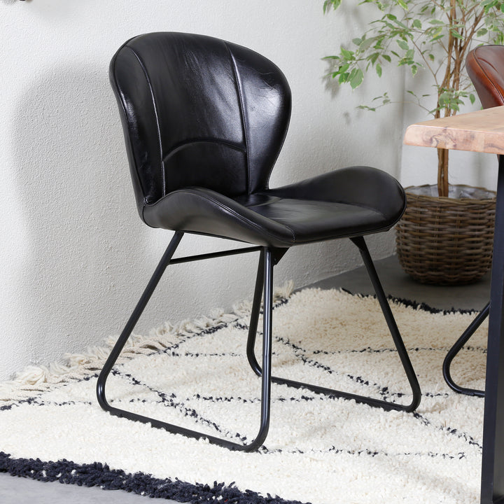 Silla de cuero negro