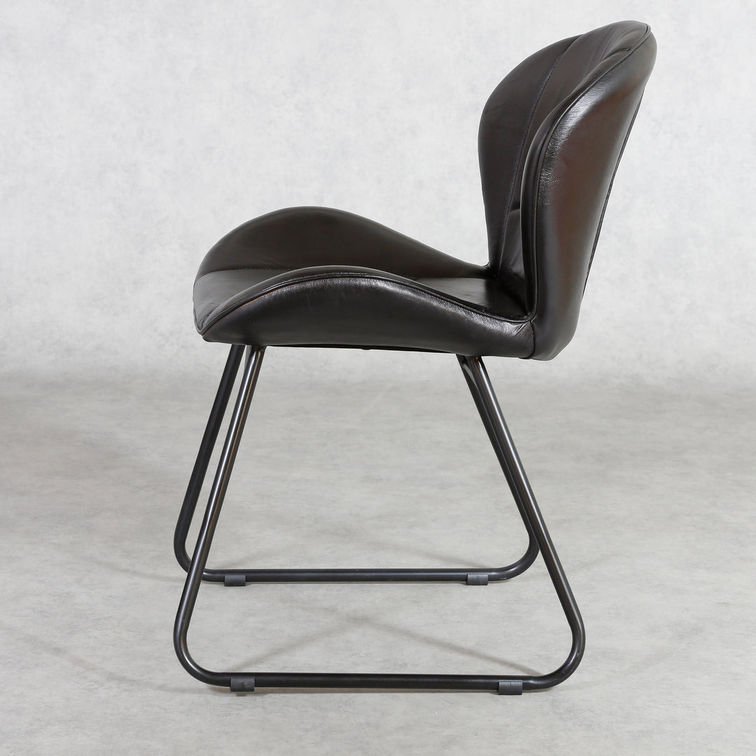 Silla de cuero negro