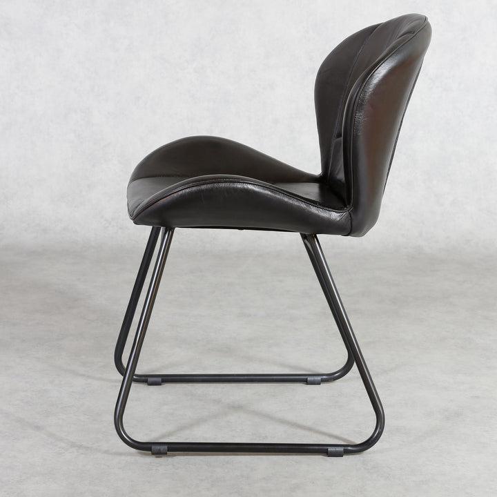 Silla de cuero negro