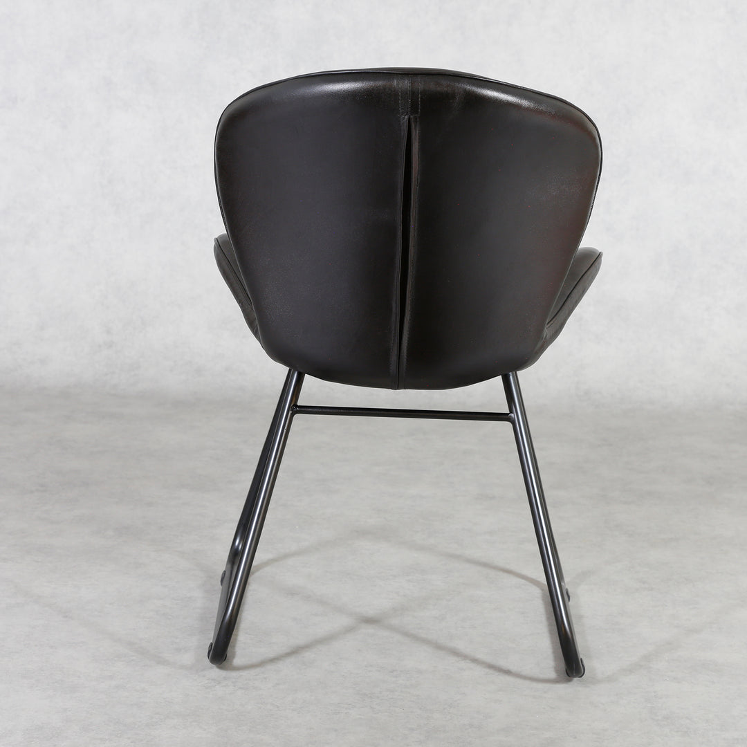 Silla de cuero negro