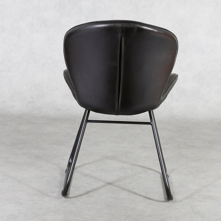 Silla de cuero negro