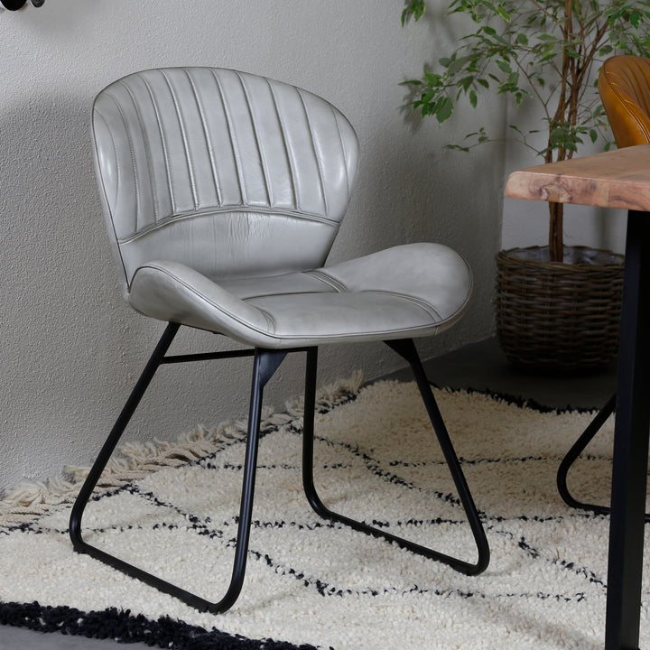 Silla de cuero gris claro