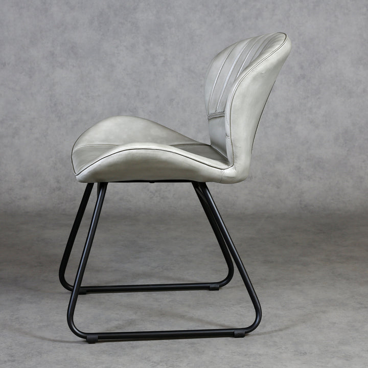 Silla de cuero gris claro