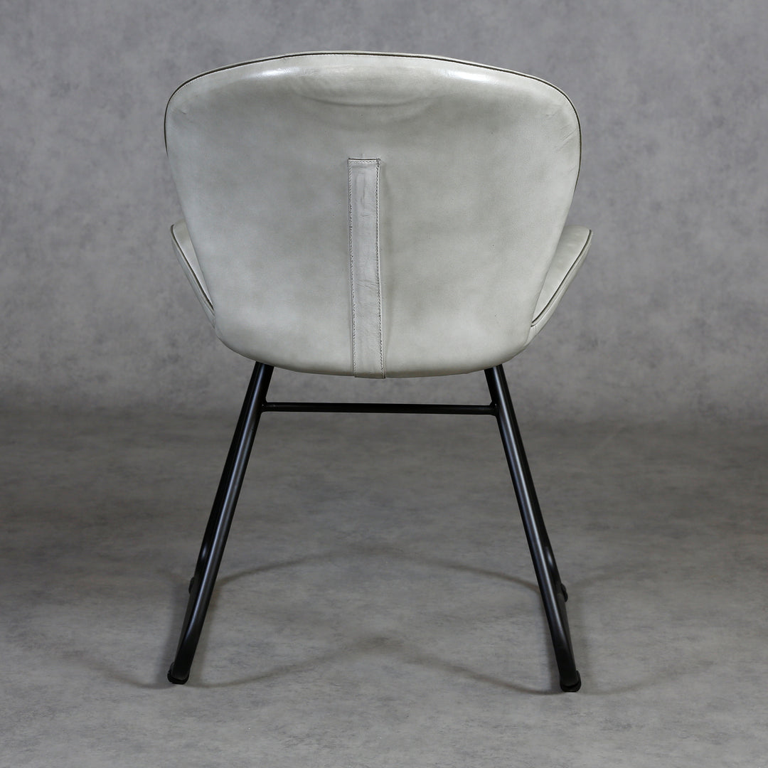 Silla de cuero gris claro