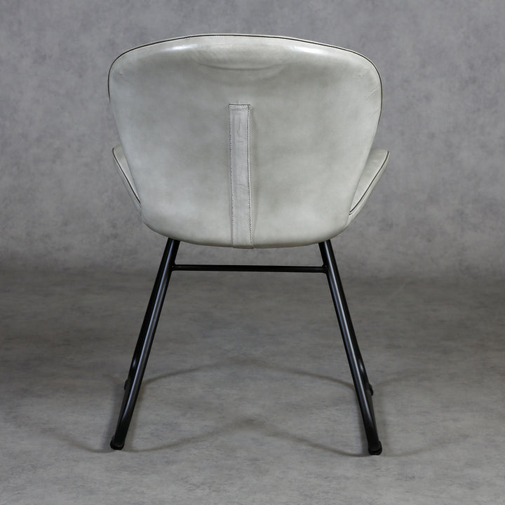Silla de cuero gris claro