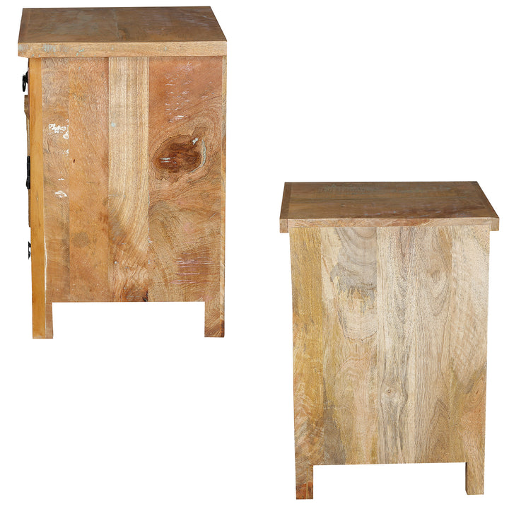 Seitenansicht einer Kommode aus massivem Altholz mit sichtbarer Maserung, freigestellt auf weißem Hintergrund