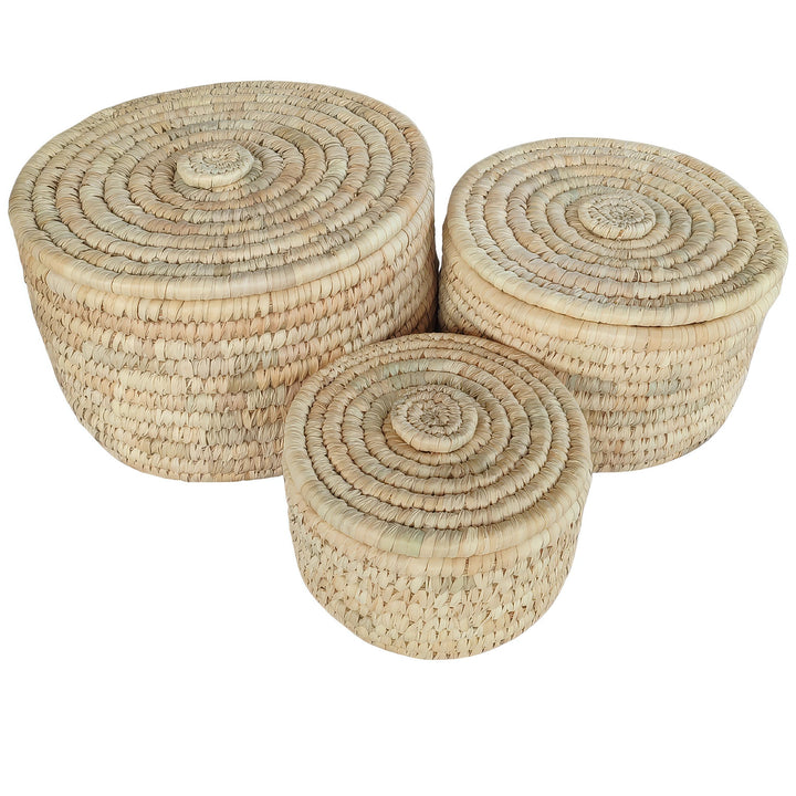 Tres cestas redondas de hoja de palma con tapa hermética: con una capacidad de 3,5 litros, 7 litros y 15 litros.