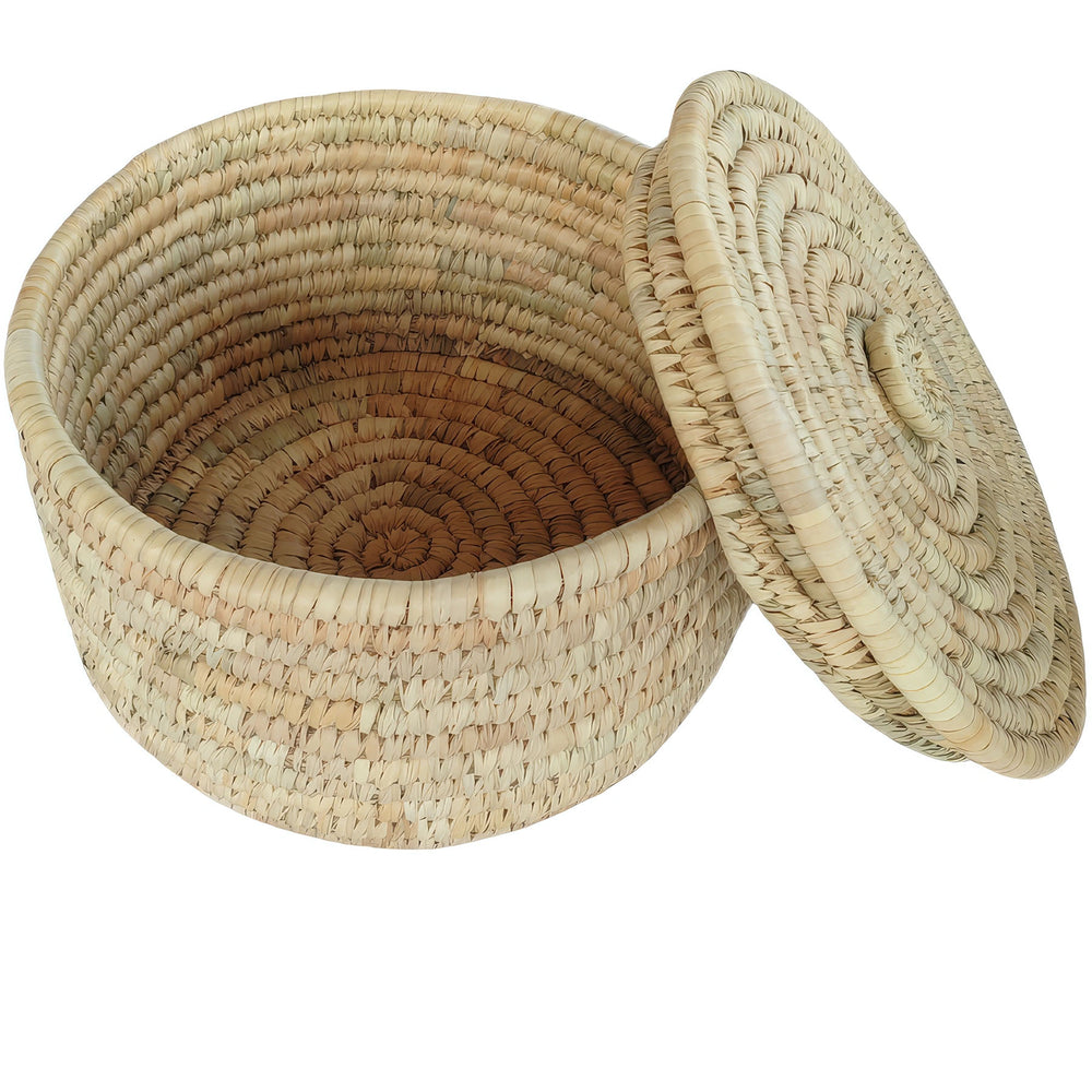 Cesta redonda de almacenamiento fabricada con hoja de palma, con un volumen de 15 litros, tapa adosada y interior a la vista.