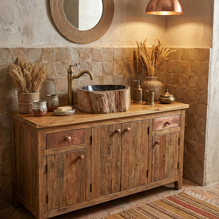Lavabo sobre encimera de piedra con aspecto de madera fósil, redondo Lavabo sobre un lavabo macizo en un cálido baño natural con azulejos de barro.