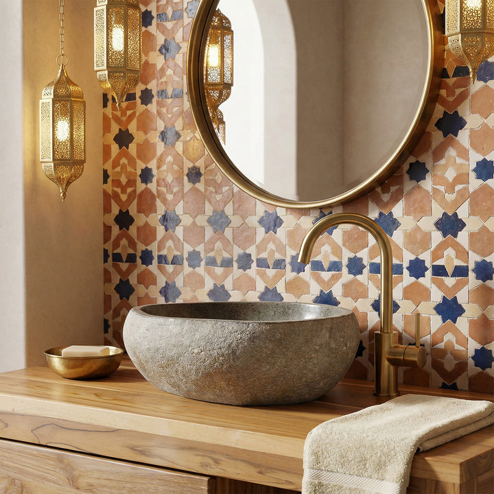 Lavabo sobre encimera de piedra natural sobre consola de madera, combinado con herrajes de latón y azulejos orientales