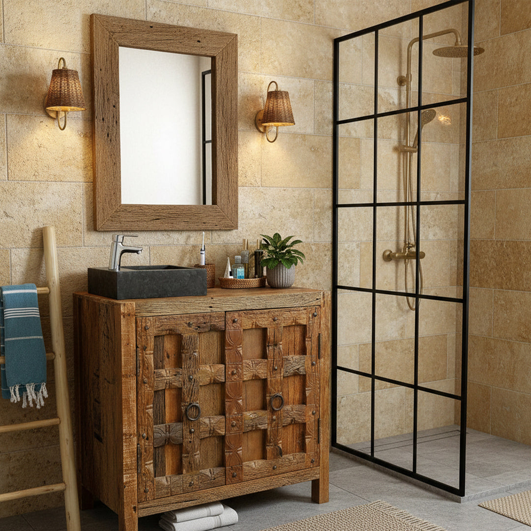 angulares Lavabo Hecho de piedra con una superficie oscura sobre un lavabo rústico de madera en el cálido baño, combinado con accesorios cromados, un espejo de madera y una mampara de ducha negra.