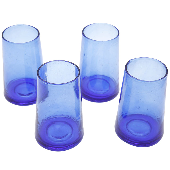 Blaue Cocktailgläser mit sommerlichen Drinks – perfekt für Gartenfeste und Drinks mit Limette