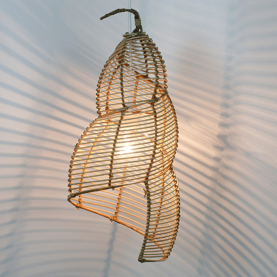 Handgefertigte Rattan-Deckenleuchte mit geschwungener Form und feinem Geflecht, erzeugt ein sanftes Lichtspiel