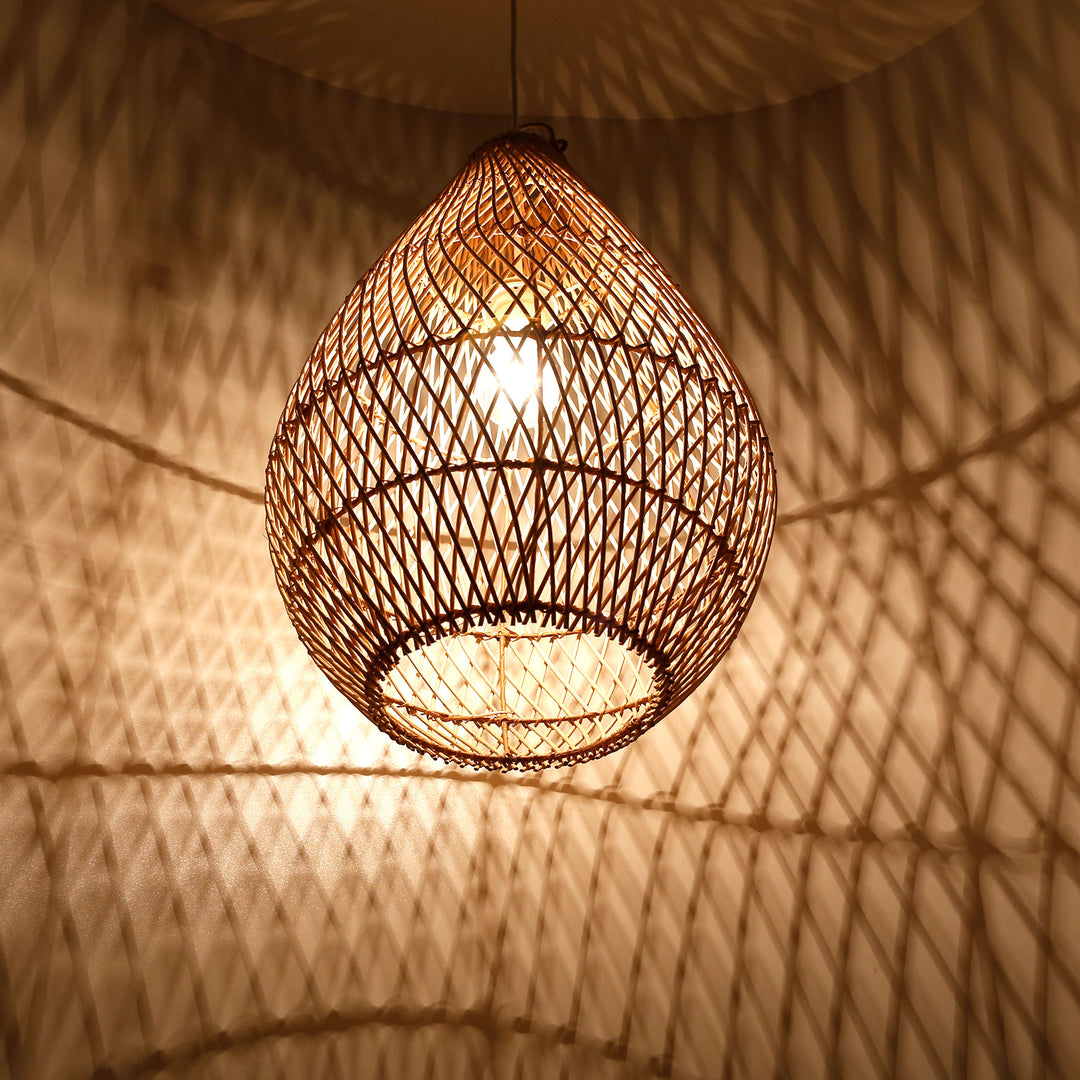 Tropfenförmige Deckenleuchte aus handgeflochtenem Rattan mit warmem Licht und dekorativem Schattenspiel