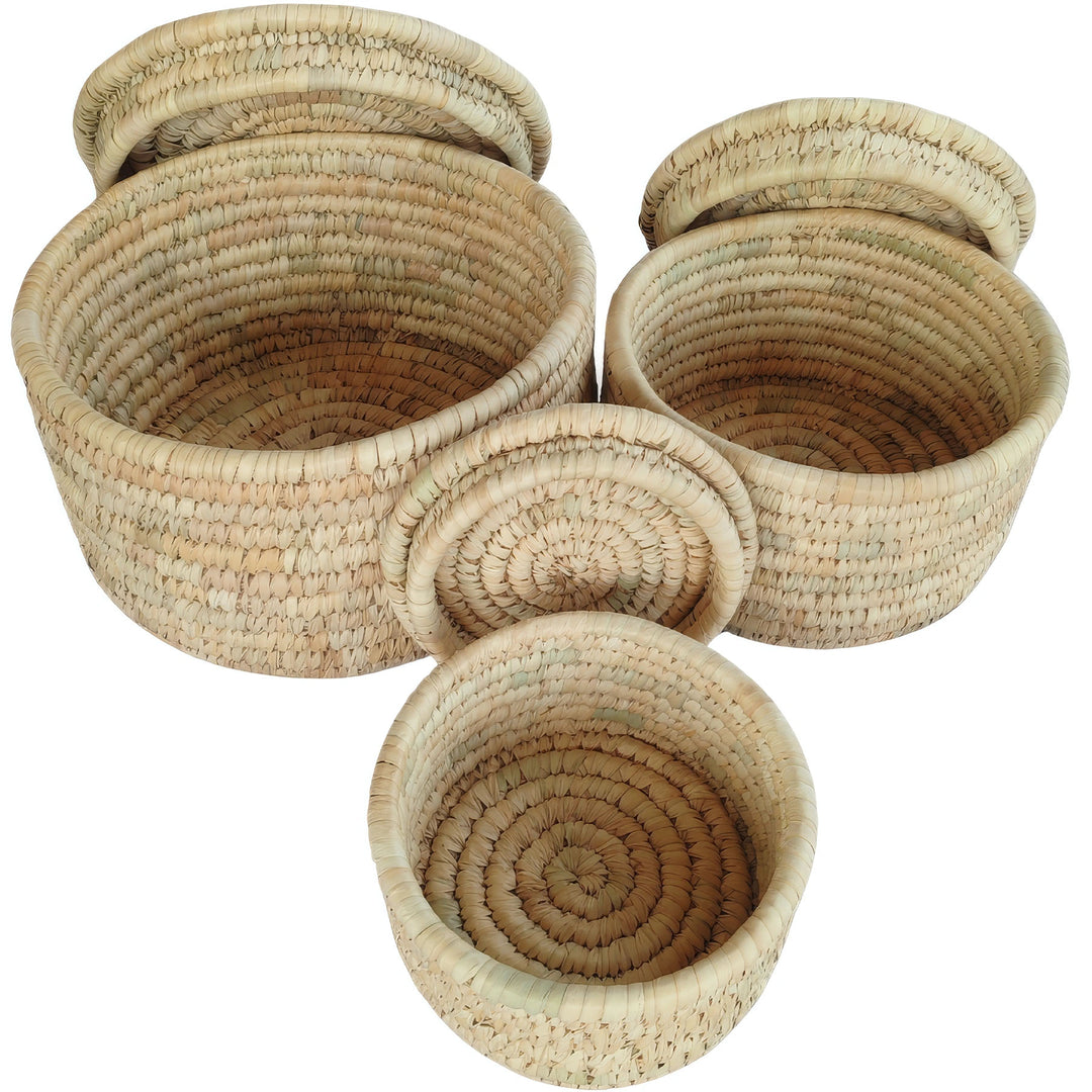 Tres cestas de mimbre de hoja de palma sin tapa: con una capacidad de 3,5 litros, 7 litros y 15 litros.