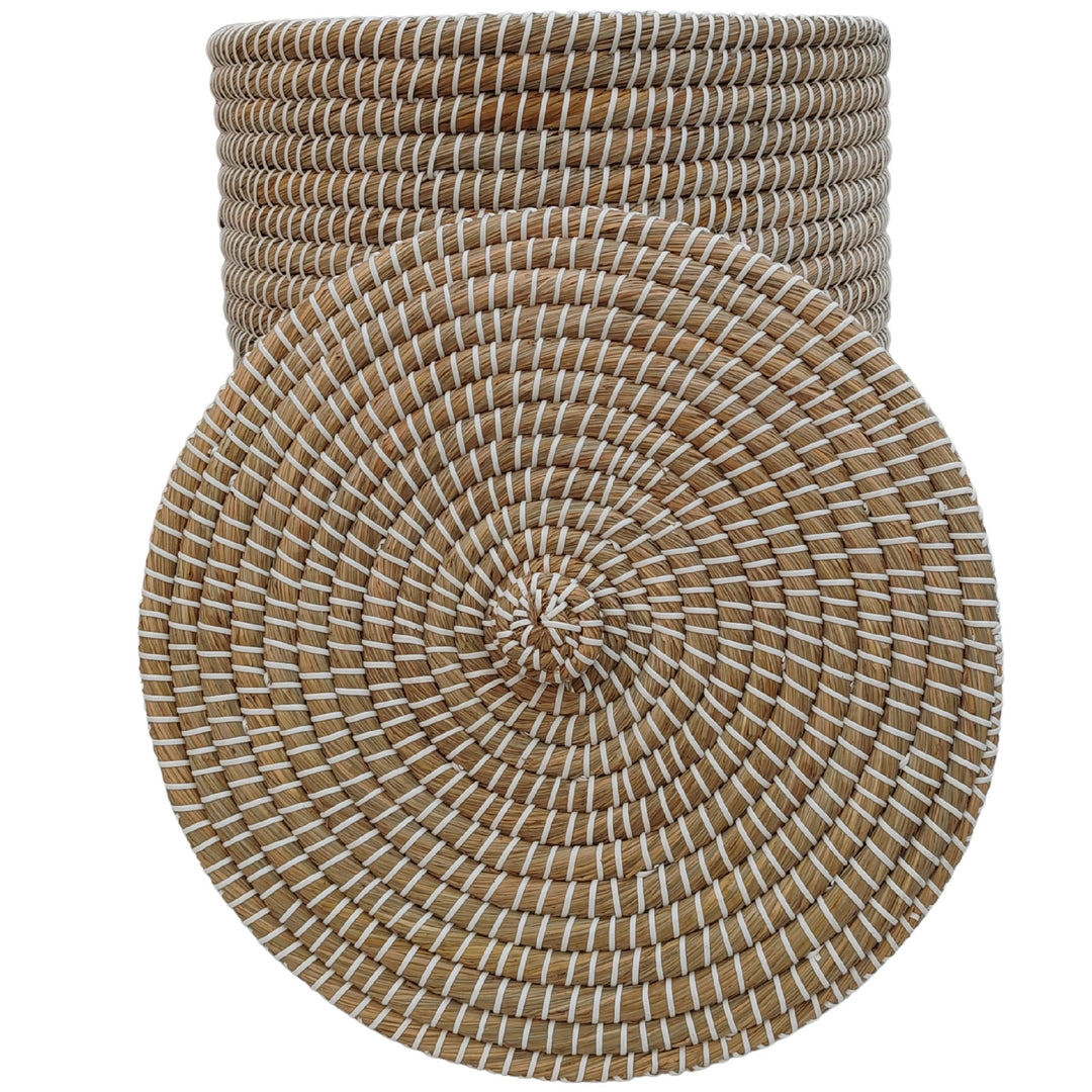 Cesta trenzada de algas marinas en color natural/blanco, con un volumen aproximado de 65 litros y la parte inferior de la tapa retirada a la vista.