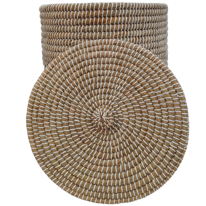 Cesta trenzada de algas marinas en color natural/blanco, con un volumen aproximado de 65 litros y la parte inferior de la tapa retirada a la vista.