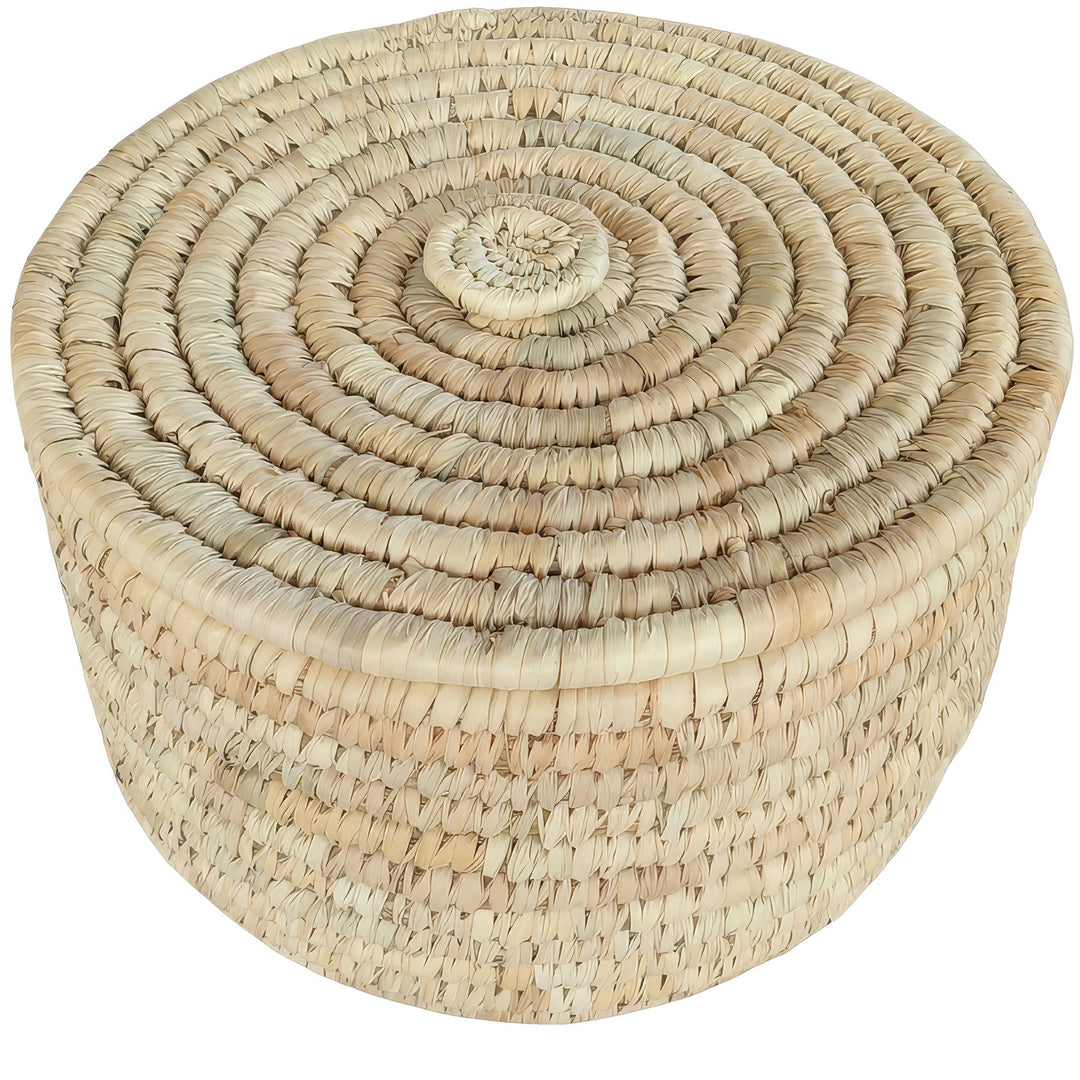 Cesta redonda trenzada de hoja de palma con un volumen de 15 litros y tapa cerrada con un diseño trenzado en espiral.