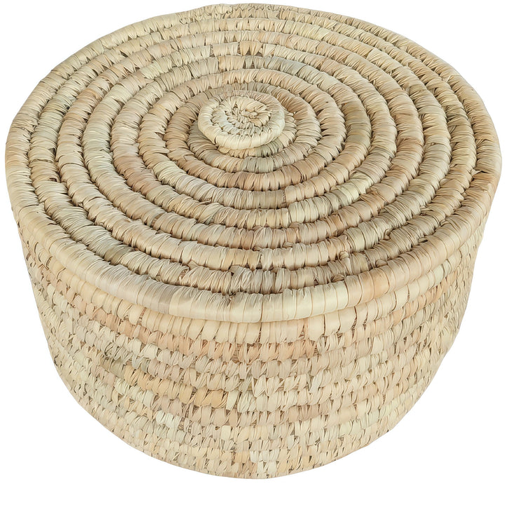 Cesta redonda trenzada de hoja de palma con un volumen de 15 litros y tapa cerrada con un diseño trenzado en espiral.