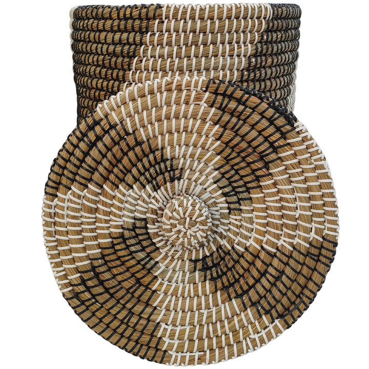 Cesta de algas marinas con un volumen aproximado de 40 litros; delante, primer plano de la tapa estampada con pomo trenzado.