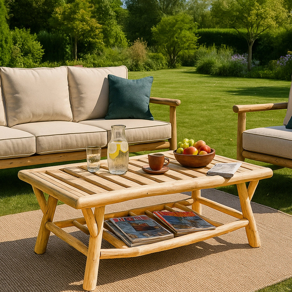 Gartentisch aus naturhellem Teakholz mit lebendiger Maserung im Garten mit Lounge-Möbeln und Dekoration