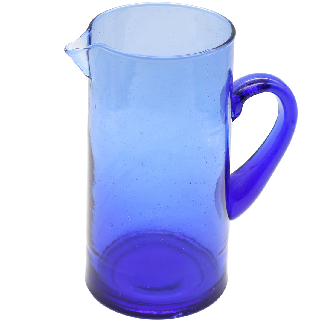 Blaue Karaffe aus mundgeblasenem Glas mit geschwungenem Henkel