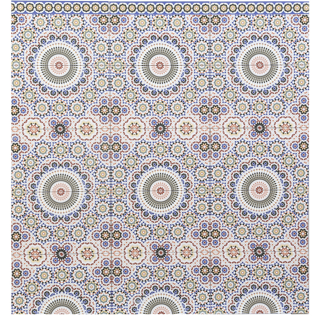 Cenefa de cerámica con motivos orientales multicolores combinada con azulejos para un diseño de pared armonioso