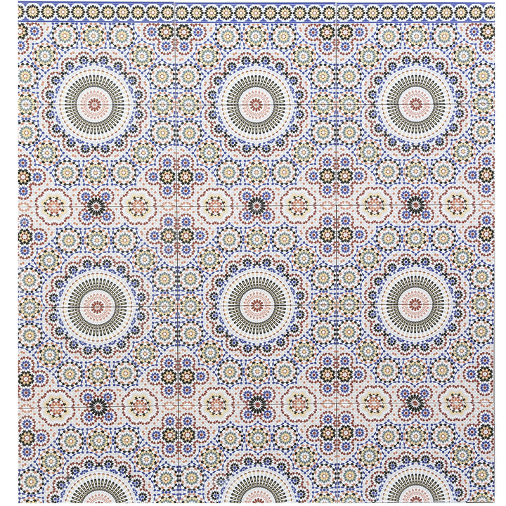 Cenefa de cerámica con motivos orientales multicolores combinada con azulejos para un diseño de pared armonioso