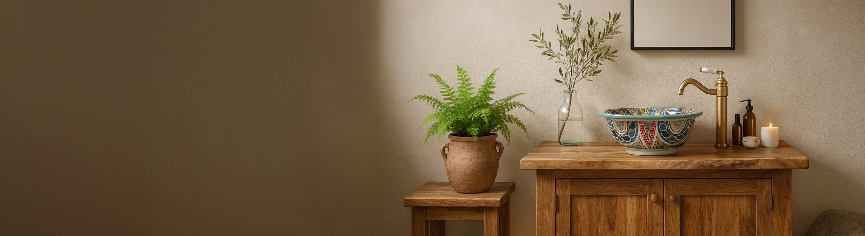 Lavabo de cerámica – Stimmungsvolles Landhausbad mit weißer Kachelwand, Naturstein, rustikalem Holzwaschtisch und farbenfrohem marokkanischen Keramik-Waschbecken