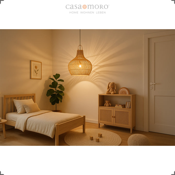 Rattan-Lampe im Kinderzimmer, sorgt mit warmem Licht für eine ruhige und behagliche Atmosphäre