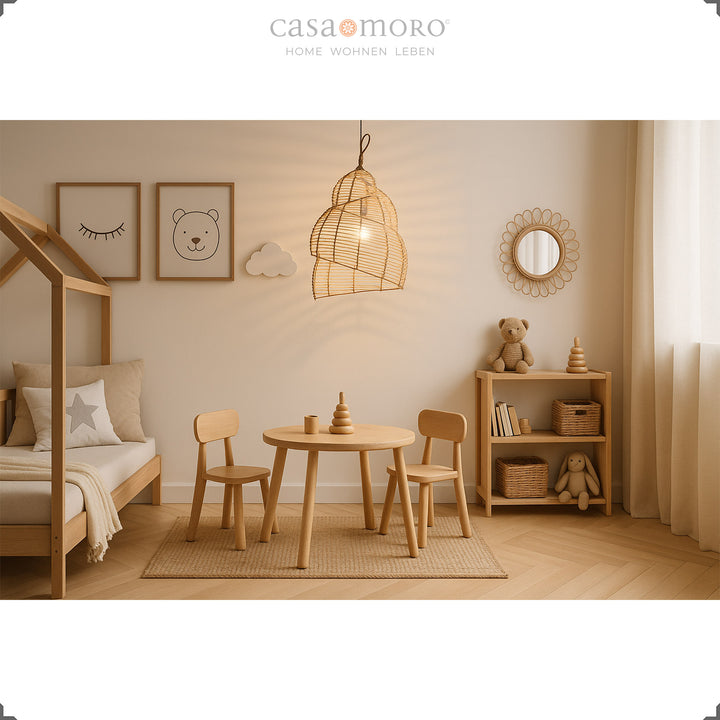 Handgefertigte Rattan-Lampe als Deckenleuchte im Kinderzimmer, erzeugt warmes Licht und natürliche Geborgenheit