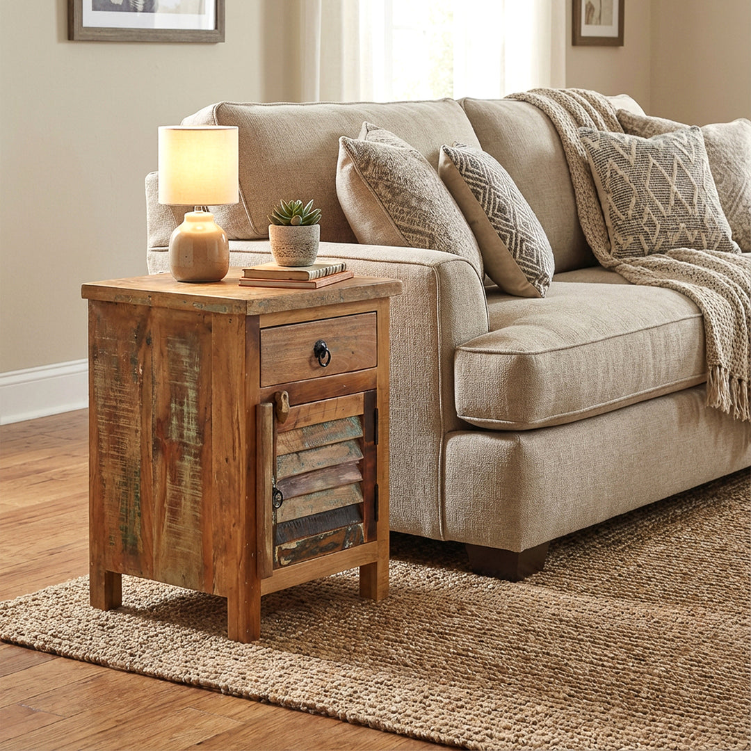 Kommode aus massiv Holz als Beistelltisch neben Sofa, wohnliche Szene mit warmem Licht