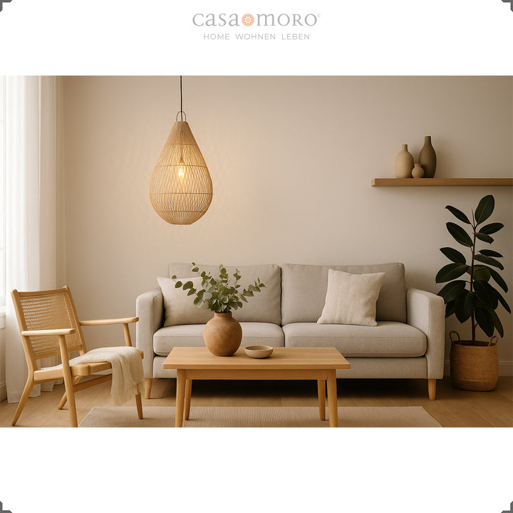 Rattan-Lampe in Tropfenform als Hängelampe im modernen Wohnzimmer, mit sanftem Licht und natürlichem Stil