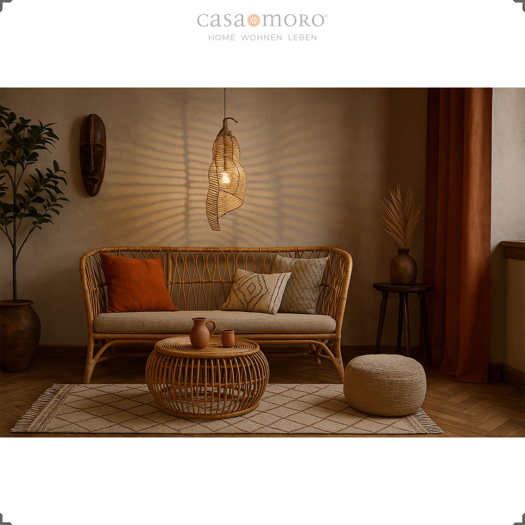 Geschwungene Rattan-Lampe als Hängelampe im Wohnzimmer, handgefertigt mit warmem Boho-Lichtspiel