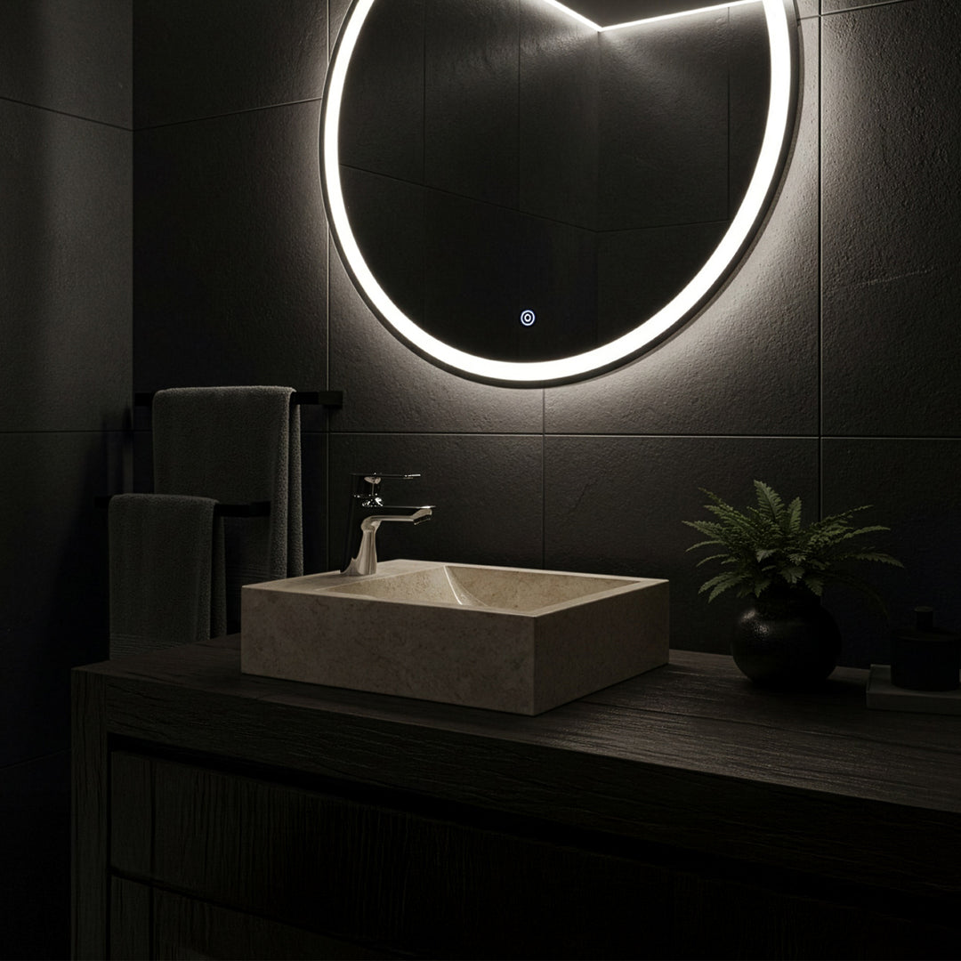 Lavabo sobre encimera rectangular de mármol claro sobre un lavabo de madera oscura con accesorios cromados en un baño moderno y minimalista