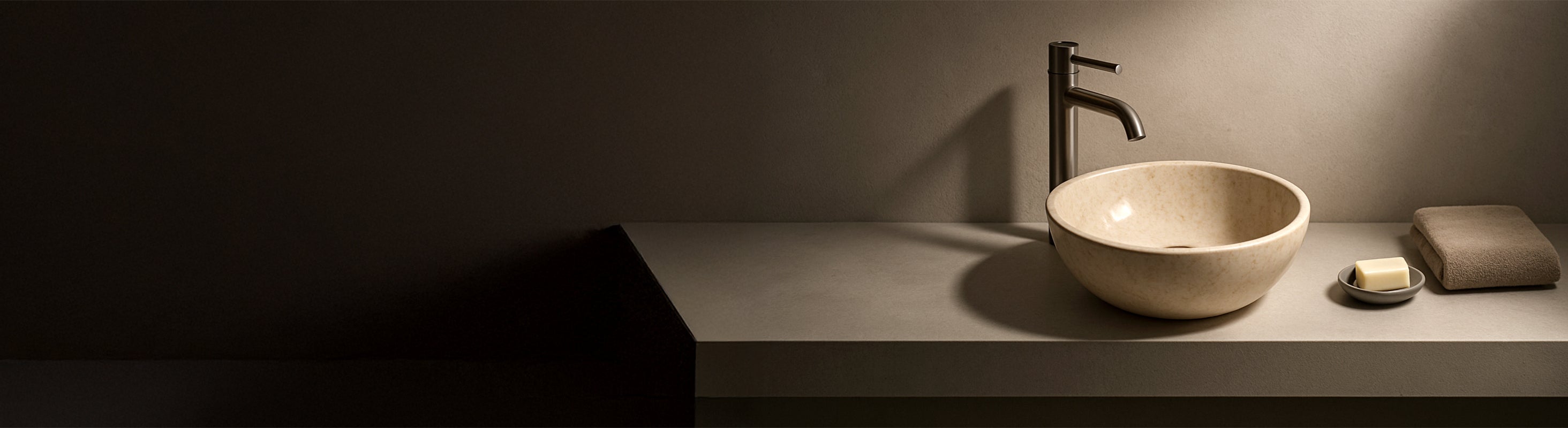 mármol Lavabo – Baño minimalista con piedra natural Lavabo Realizada en mármol, moderna y elegantemente iluminada.