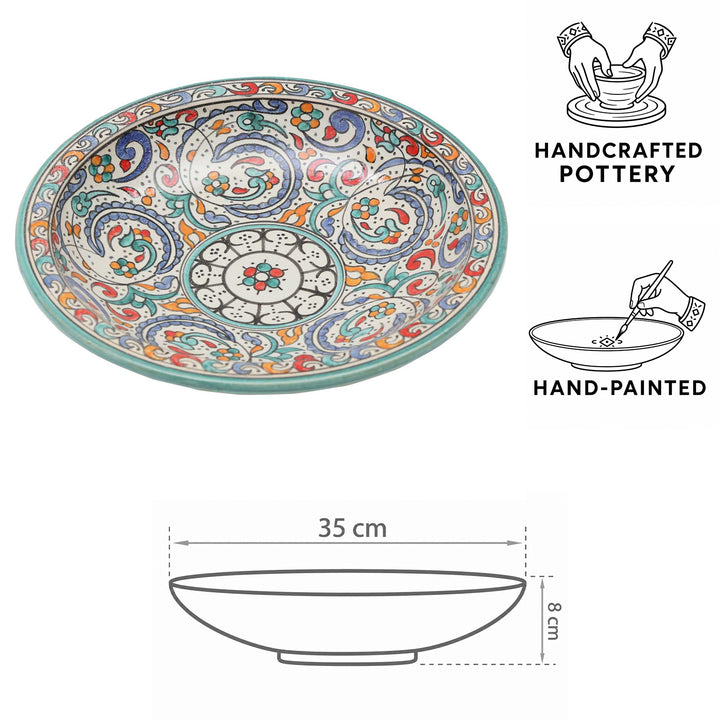 Cuenco de cerámica marroquí pintado a mano con borde de color turquesa, motivos florales y las siguientes medidas: Ø 35 cm y altura 8 cm