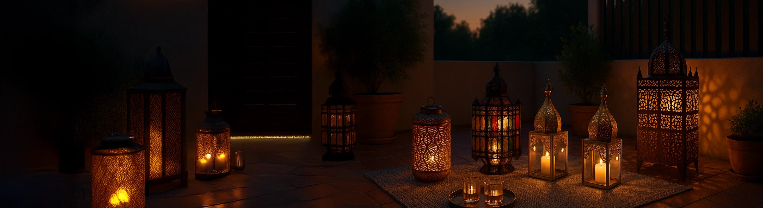 linternas marroquíes – Varios faroles marroquíes al atardecer en una terraza, iluminados con velas y motivos orientales en el suelo y la pared