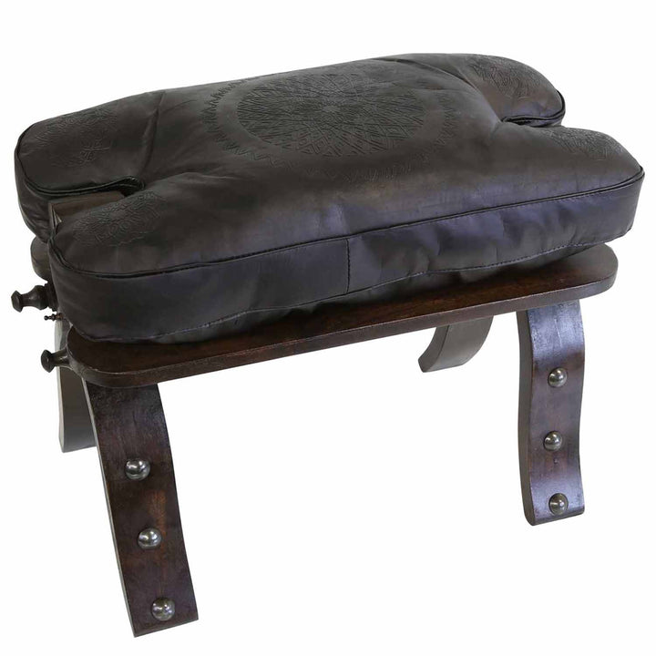 Taburete oriental Sadia con forma de camello