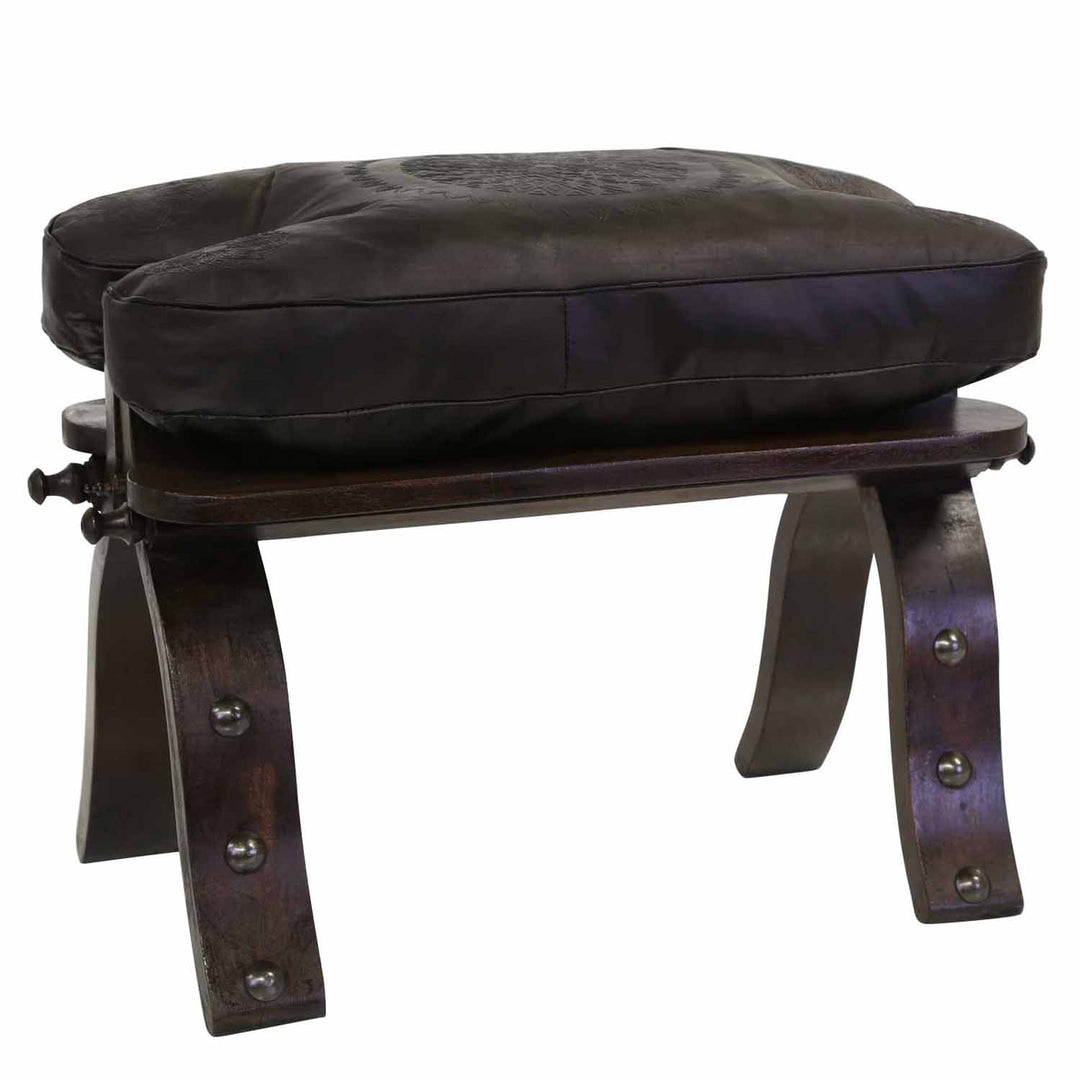 Taburete oriental Sadia con forma de camello