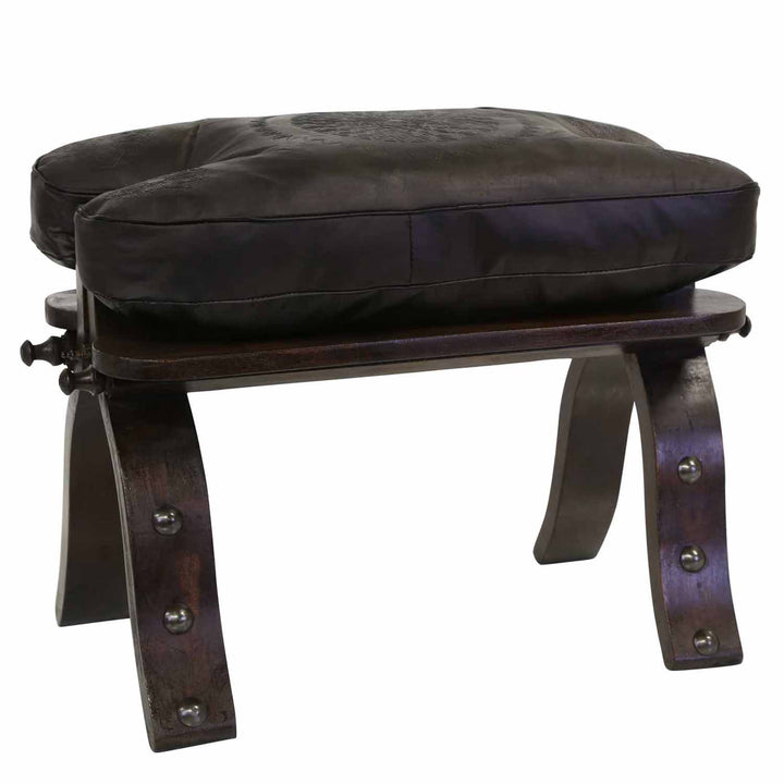 Taburete oriental Sadia con forma de camello
