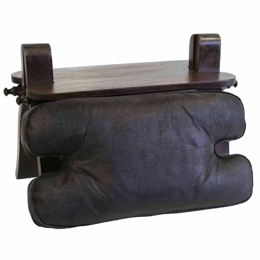 Taburete oriental Sadia con forma de camello