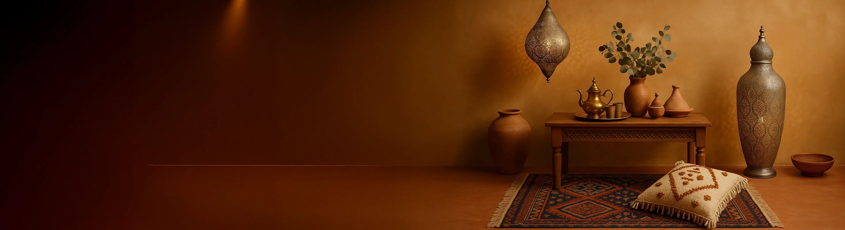 Marruecos – Arreglo decorativo marroquí con lámparas colgantes orientales, vasijas de terracota, adornos tallados, Tajine y bandeja de latón.