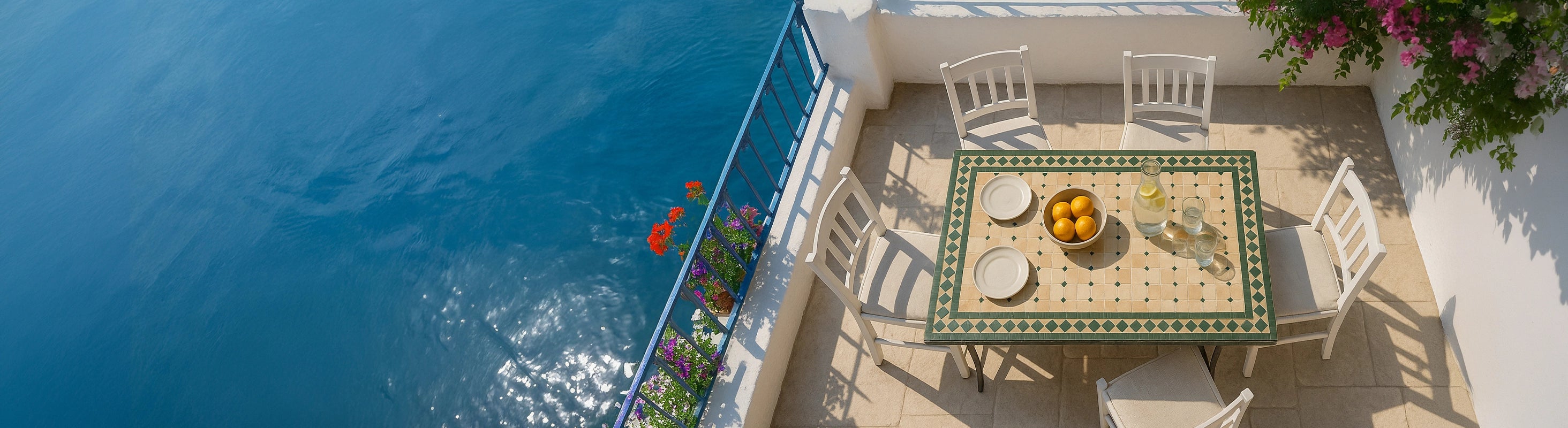 Mesas mosaico 120x80 – Mosaiktisch 120x80 cm in rechteckiger Form mit Sitzgruppe auf Balkon oder Terrasse am Meer – großer Tisch für gemeinsame Mahlzeiten